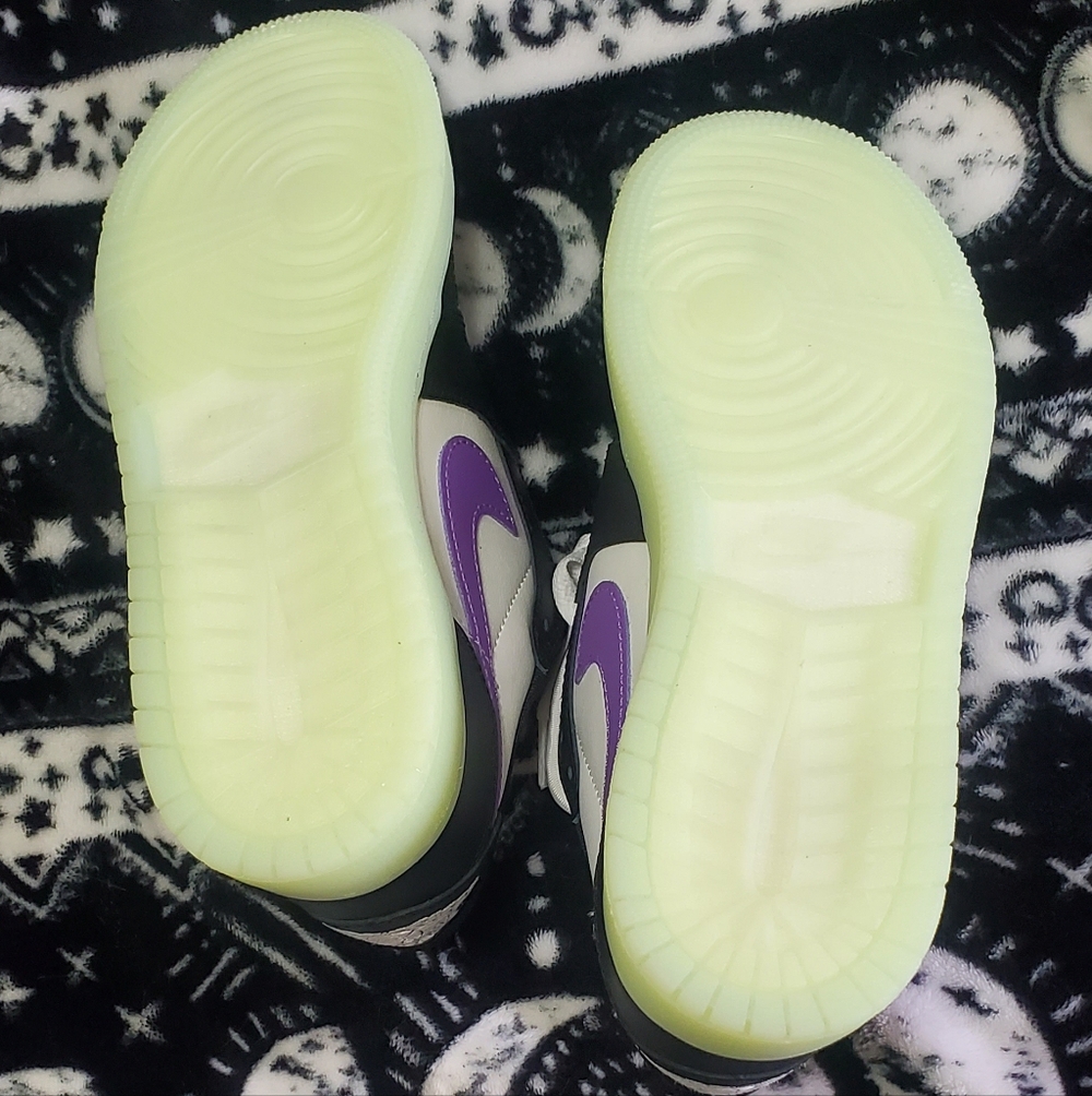 Jordan 1 Retro Low OG Black Raspberry - Picture 5 of 11